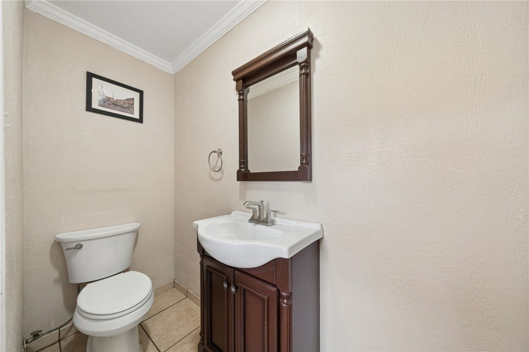 4044 Briarwood Dr, Jeannette, PA 15644