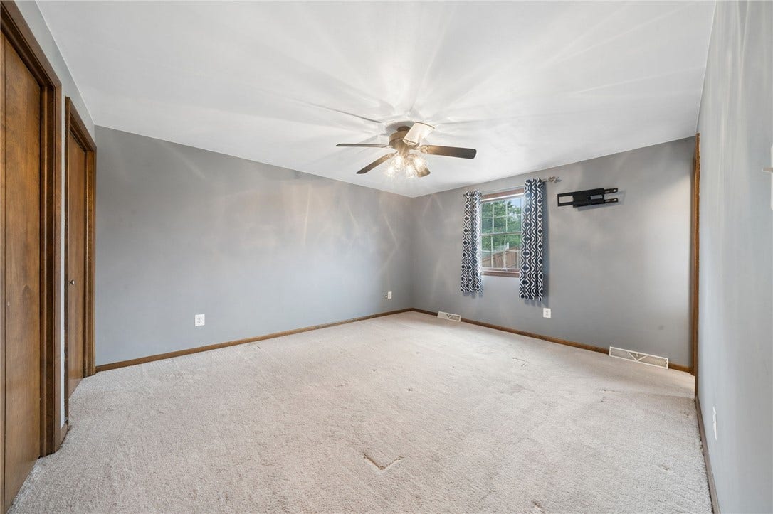 4044 Briarwood Dr, Jeannette, PA 15644