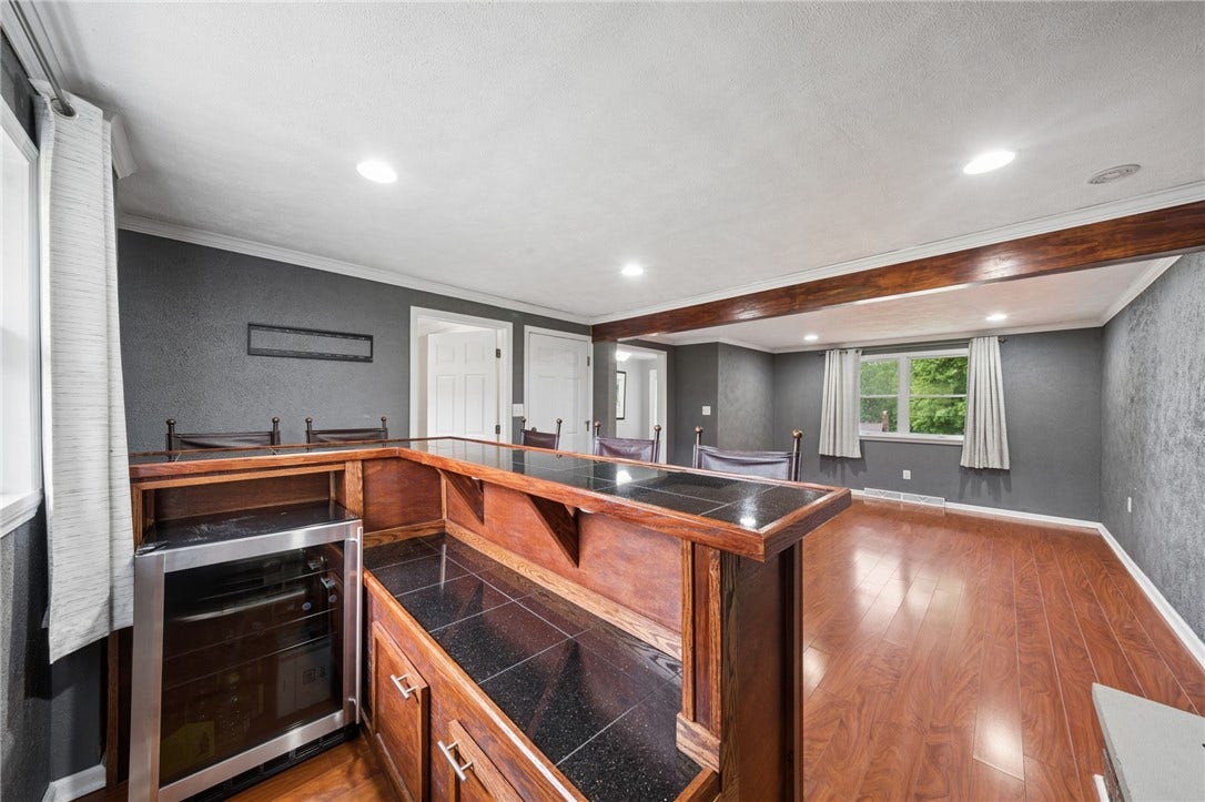 4044 Briarwood Dr, Jeannette, PA 15644