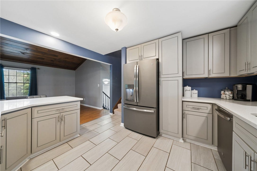 4044 Briarwood Dr, Jeannette, PA 15644
