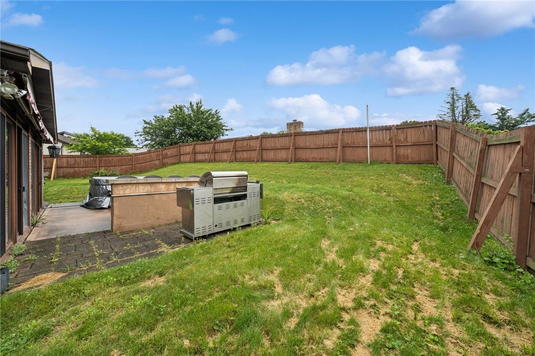 4044 Briarwood Dr, Jeannette, PA 15644