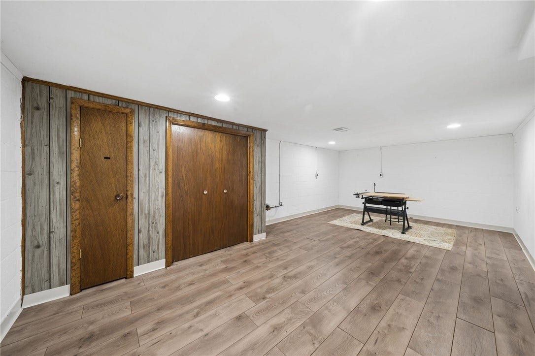 4044 Briarwood Dr, Jeannette, PA 15644