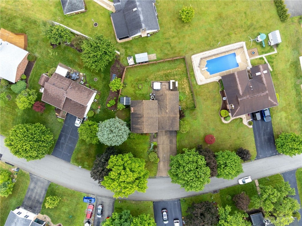 4044 Briarwood Dr, Jeannette, PA 15644