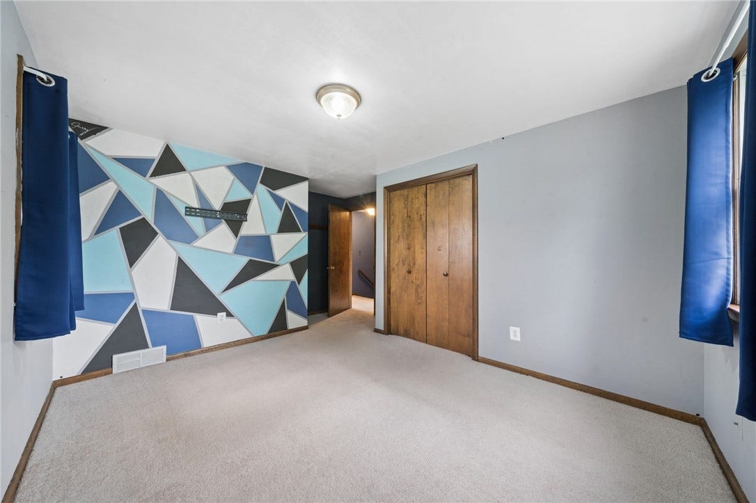 4044 Briarwood Dr, Jeannette, PA 15644