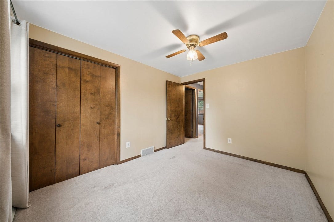 4044 Briarwood Dr, Jeannette, PA 15644