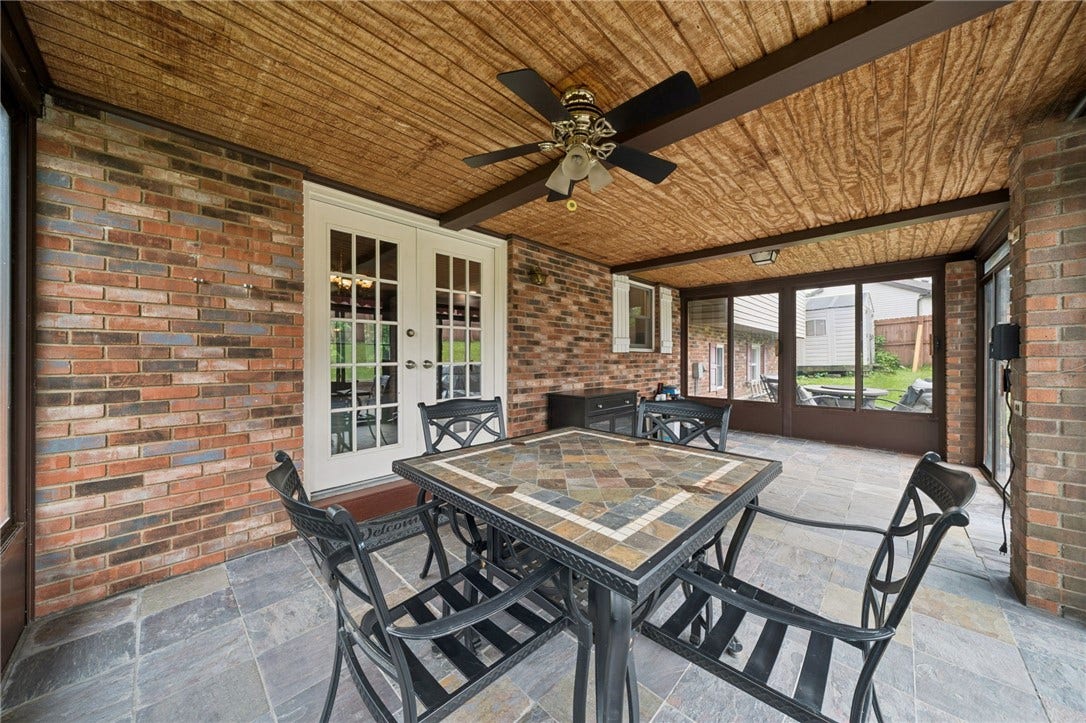 4044 Briarwood Dr, Jeannette, PA 15644