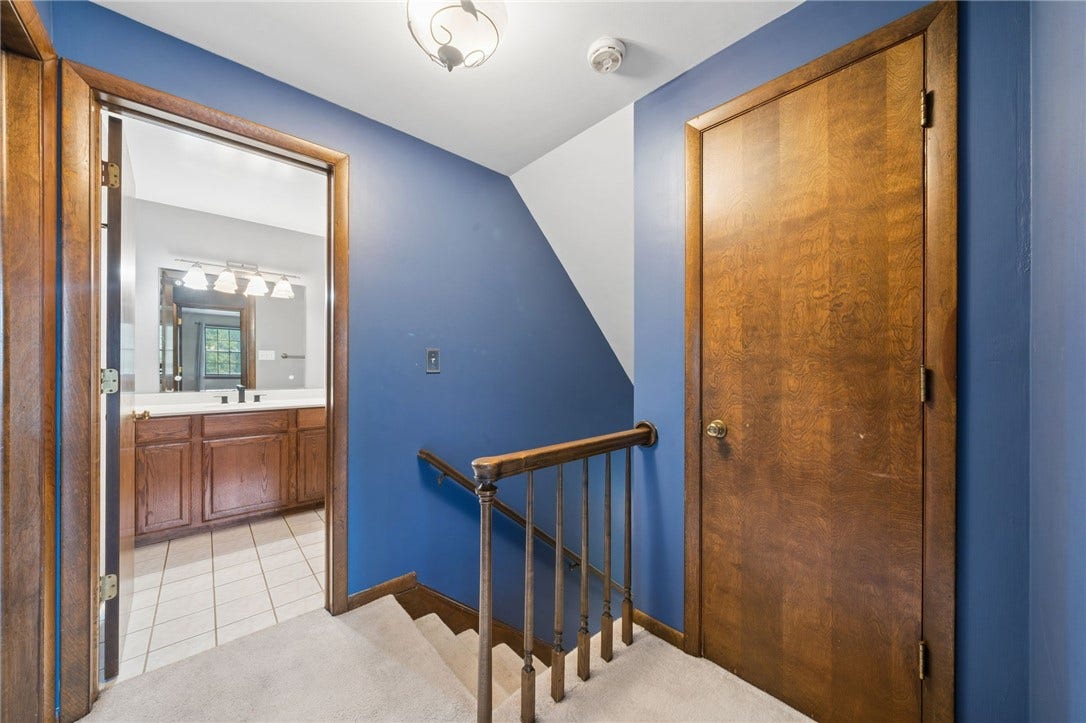 4044 Briarwood Dr, Jeannette, PA 15644