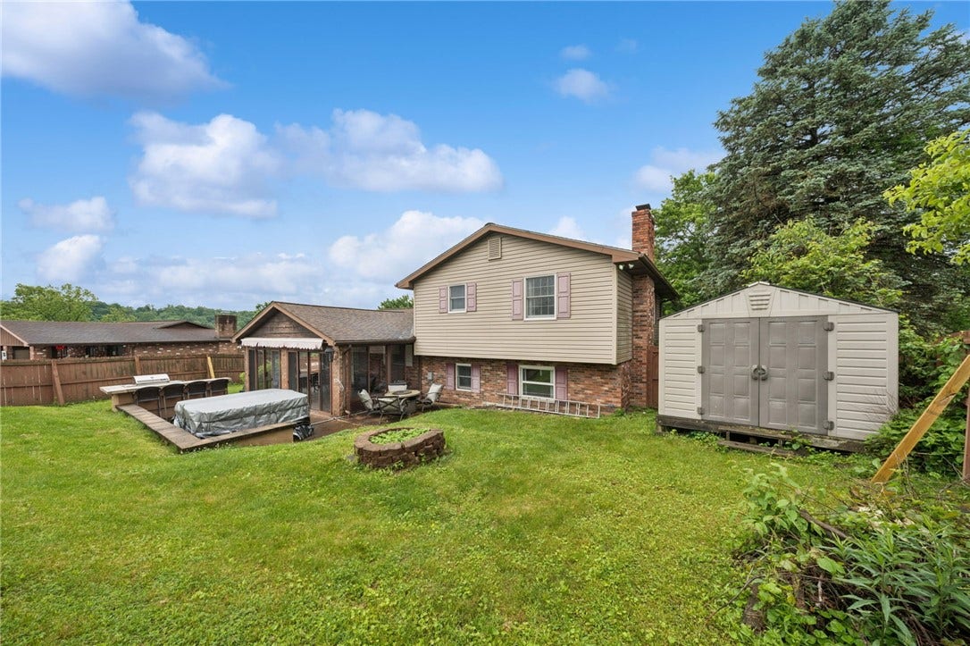 4044 Briarwood Dr, Jeannette, PA 15644