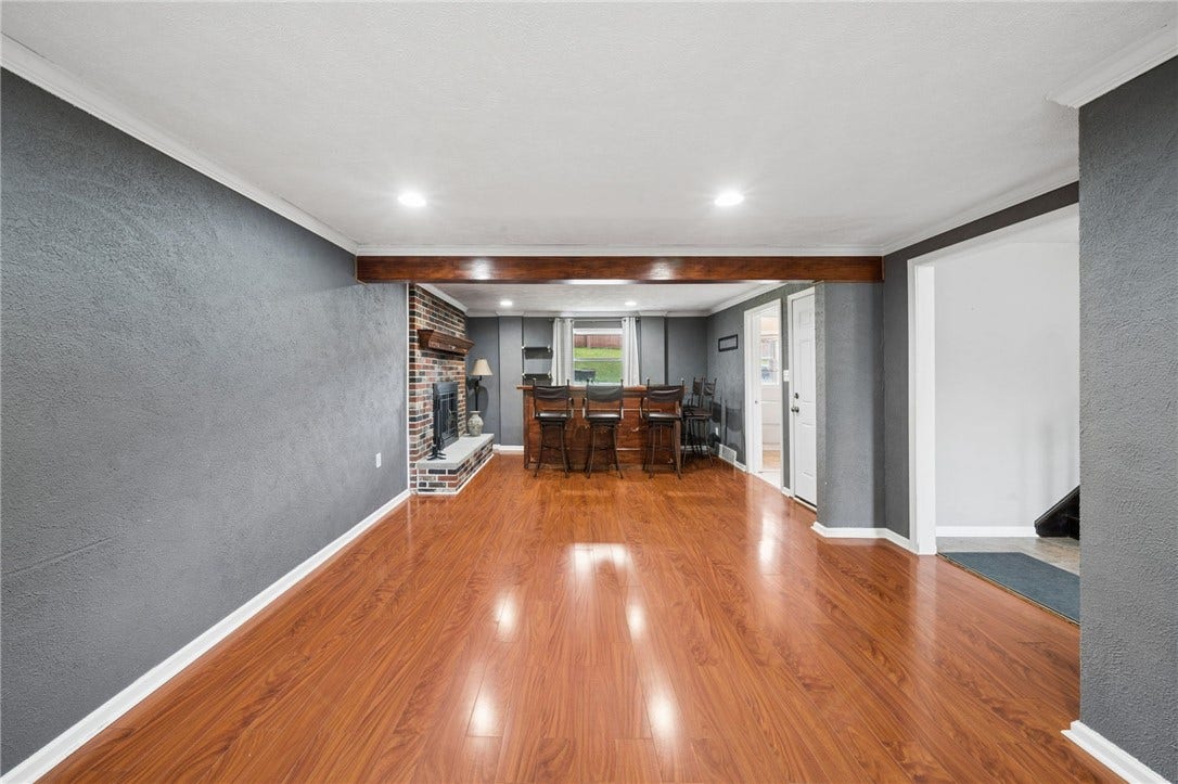 4044 Briarwood Dr, Jeannette, PA 15644