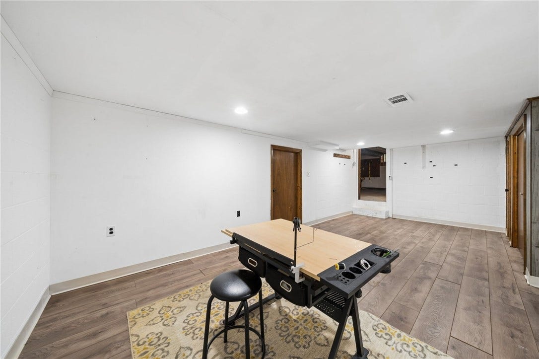 4044 Briarwood Dr, Jeannette, PA 15644