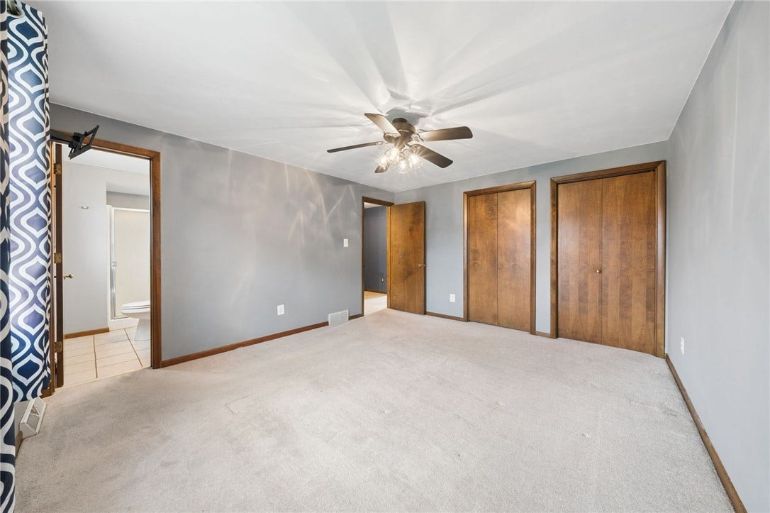 4044 Briarwood Dr, Jeannette, PA 15644