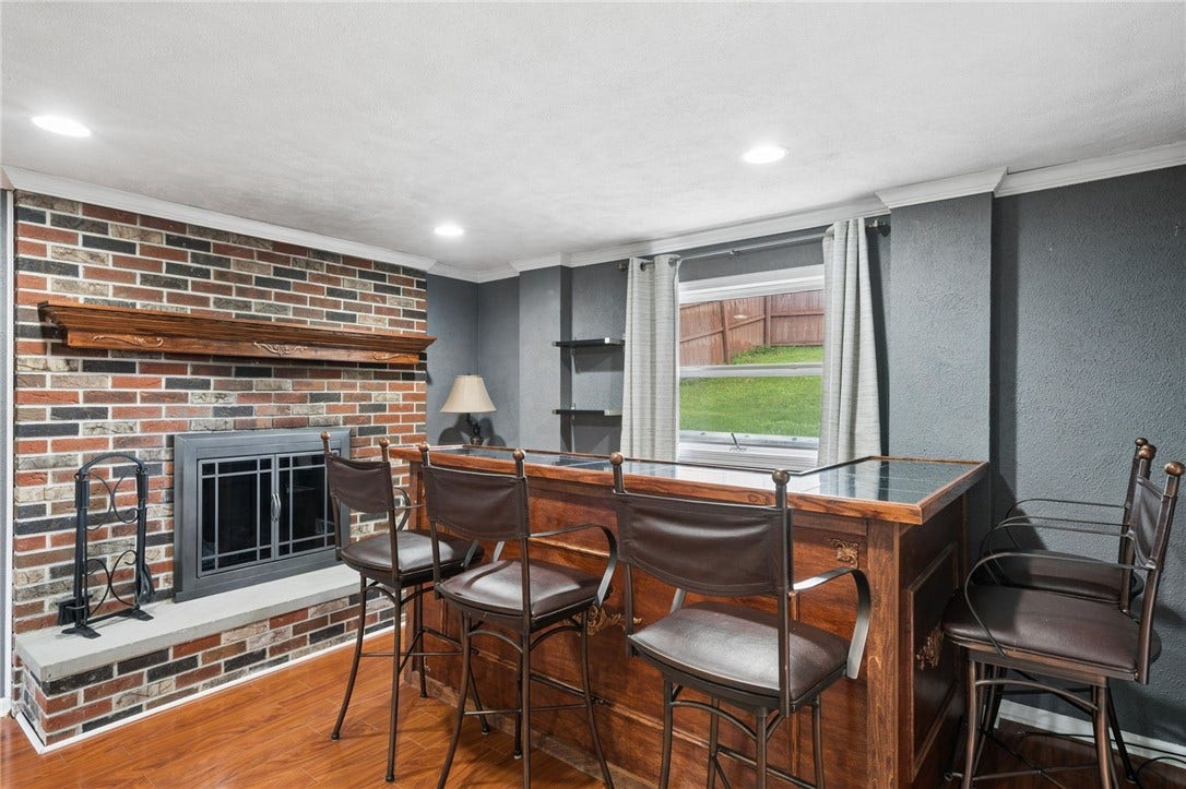 4044 Briarwood Dr, Jeannette, PA 15644