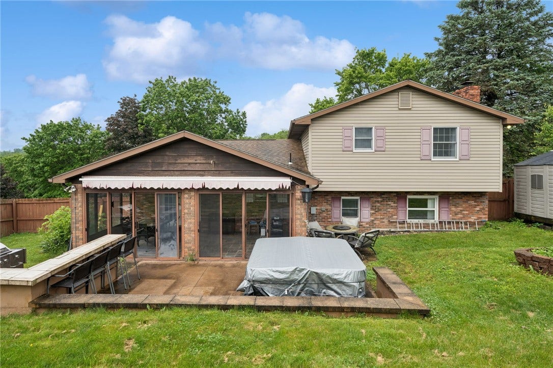 4044 Briarwood Dr, Jeannette, PA 15644