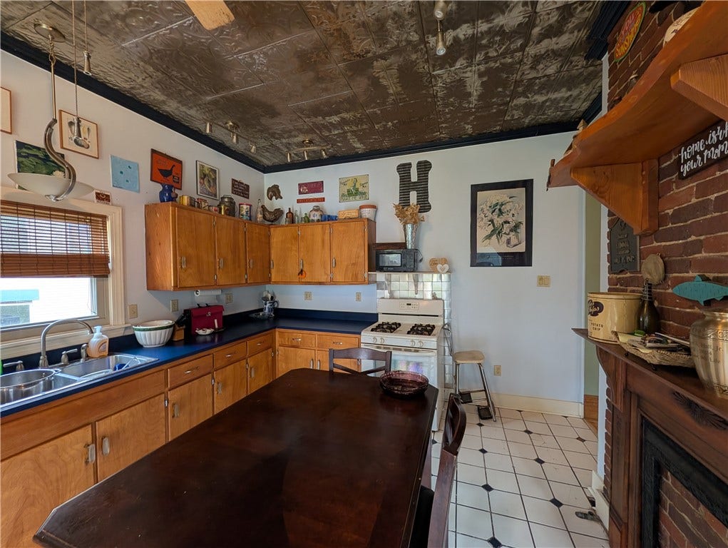 211 Wills Rd, Connellsville, PA 15425