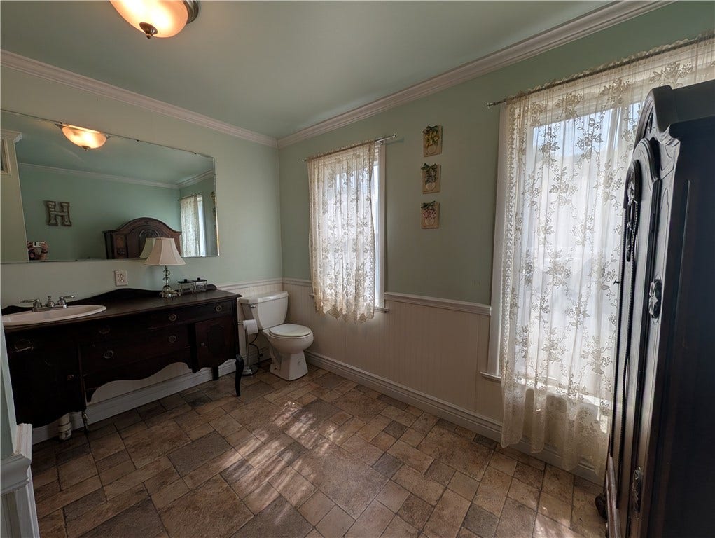 211 Wills Rd, Connellsville, PA 15425