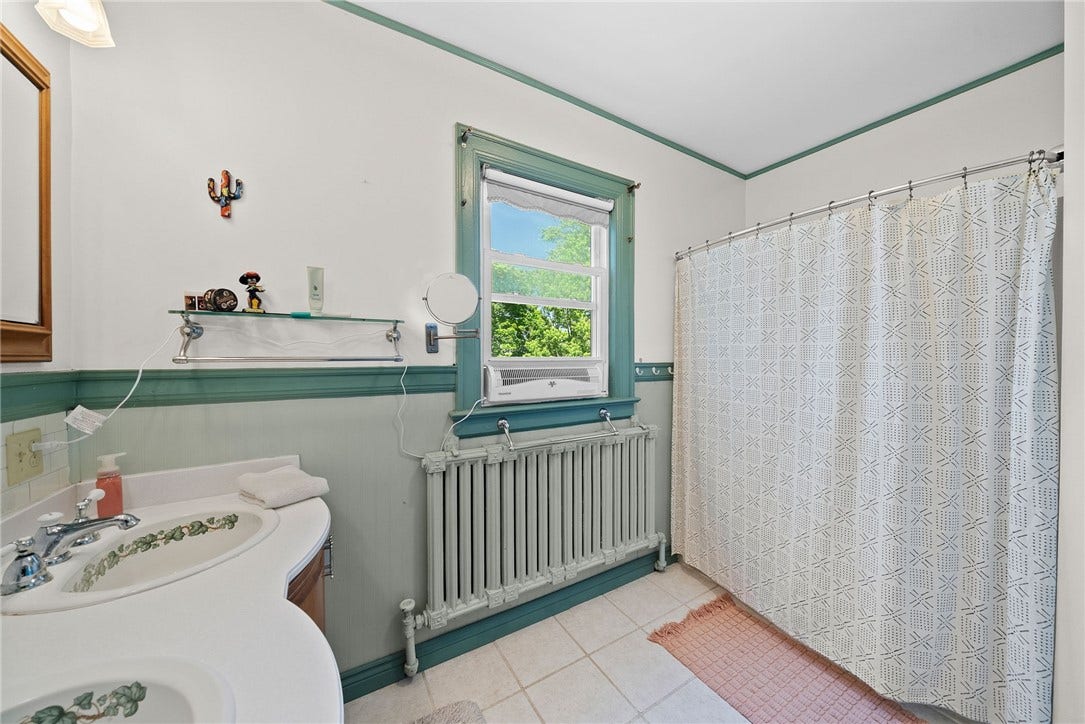 Full bathroom #1