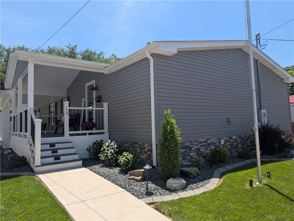 19 Thompson St, Latrobe, PA 15650