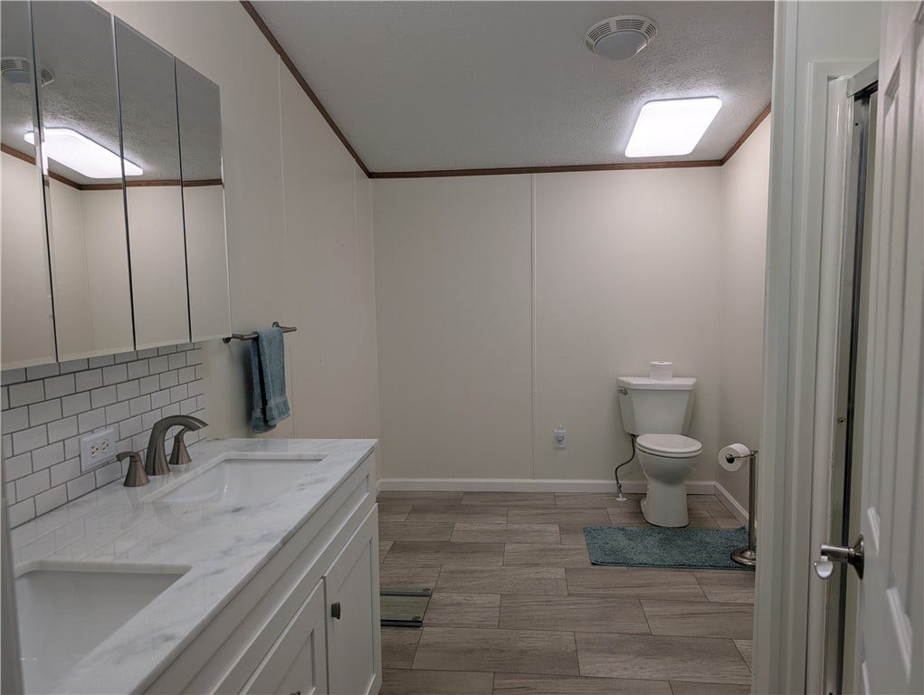 19 Thompson St, Latrobe, PA 15650