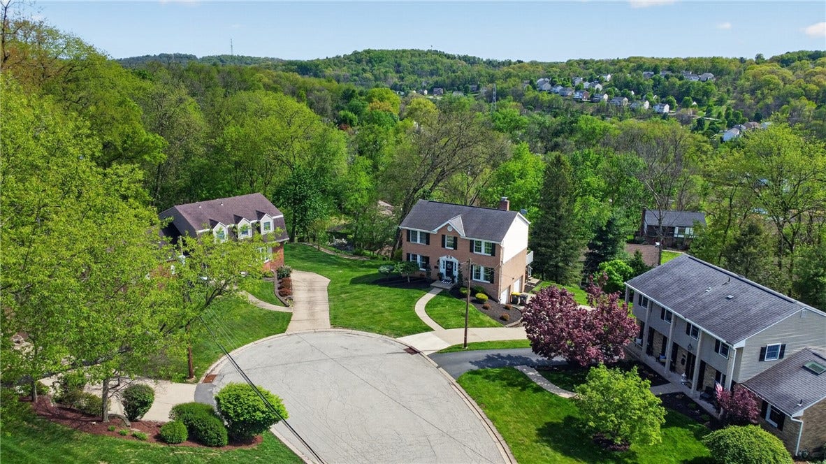 719 Marvle Valley Dr, Bethel Park, PA 15102