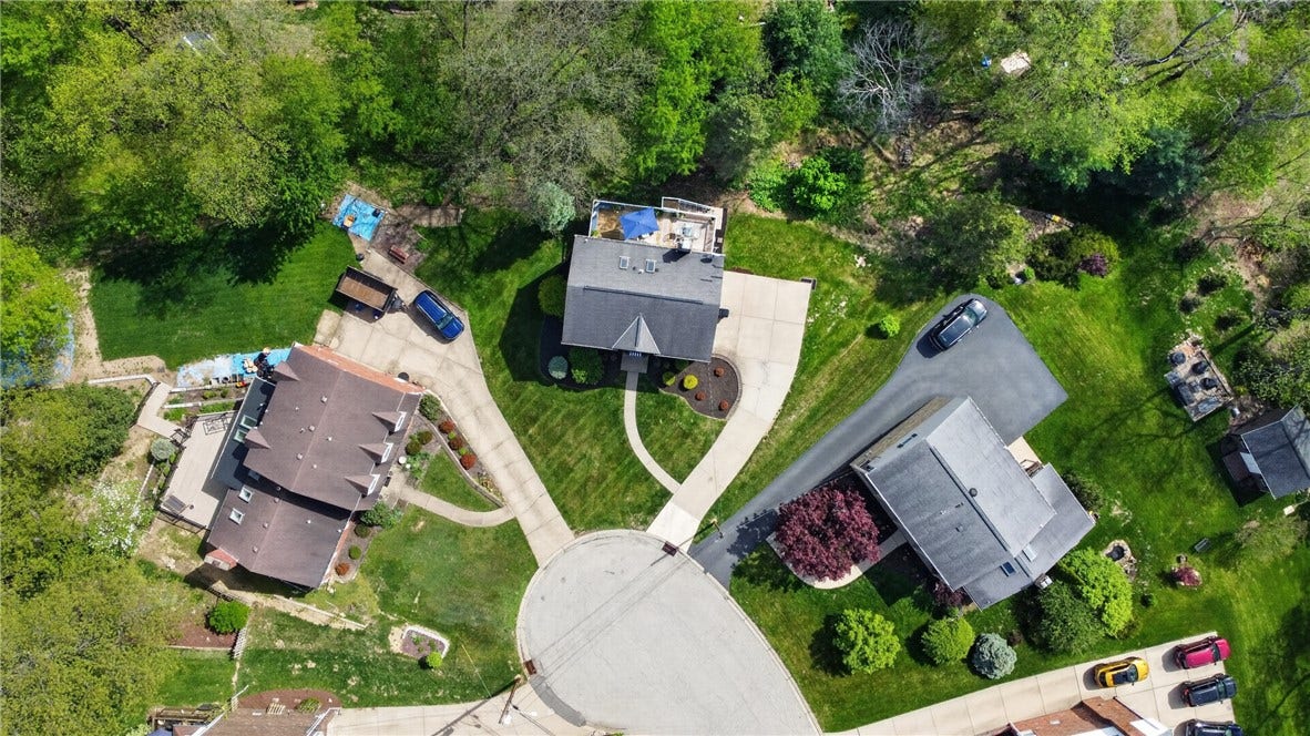 719 Marvle Valley Dr, Bethel Park, PA 15102