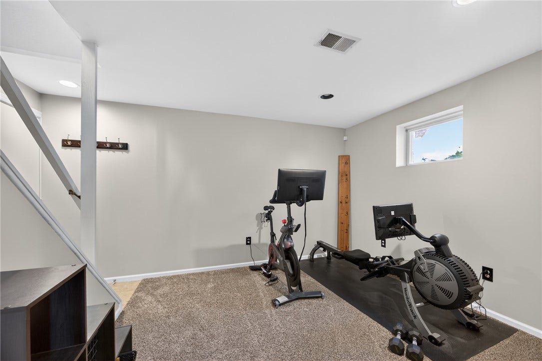719 Marvle Valley Dr, Bethel Park, PA 15102