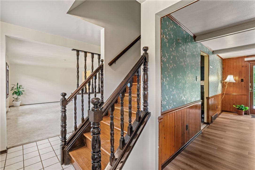 Emntrance and upstairs steps