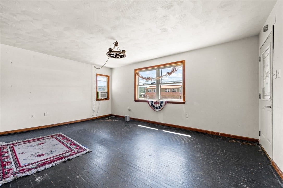 1065 University Dr, Connellsville, PA 15425