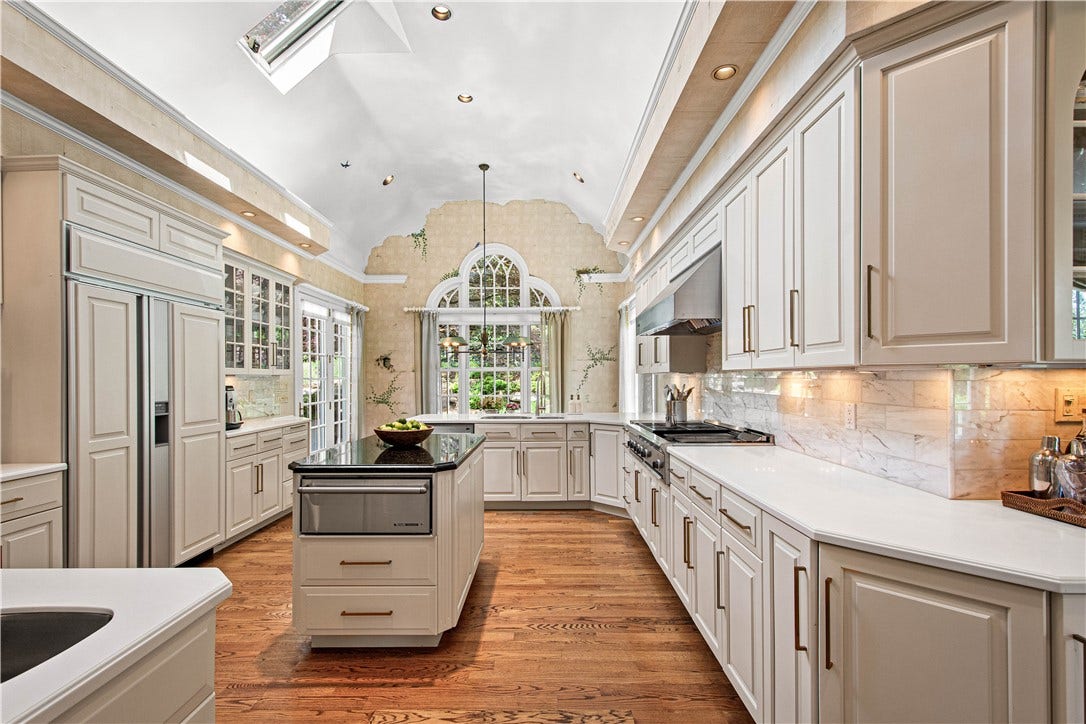 Note the large Palladian Window in the eating area!