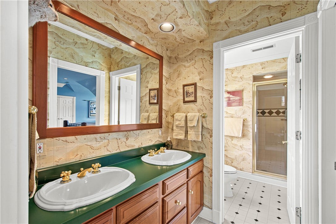 This Jack-n-Jill Bathroom connects 2 of the 2nd floor bedrooms