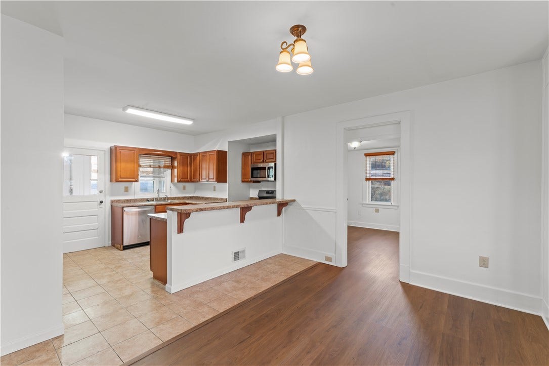 Dining Room 2667 Jefferson Ave