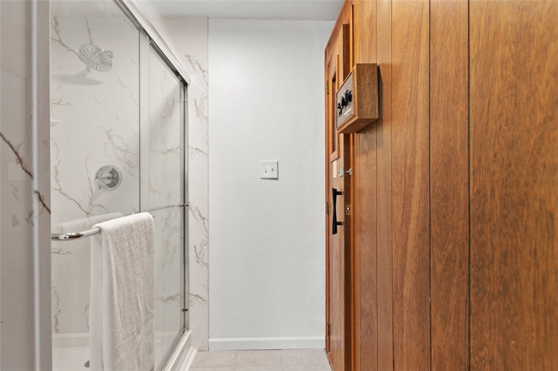 Walk in Shower and Sauna