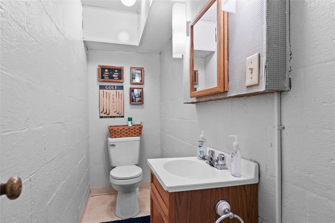 Lower level 1/2 Bathroom