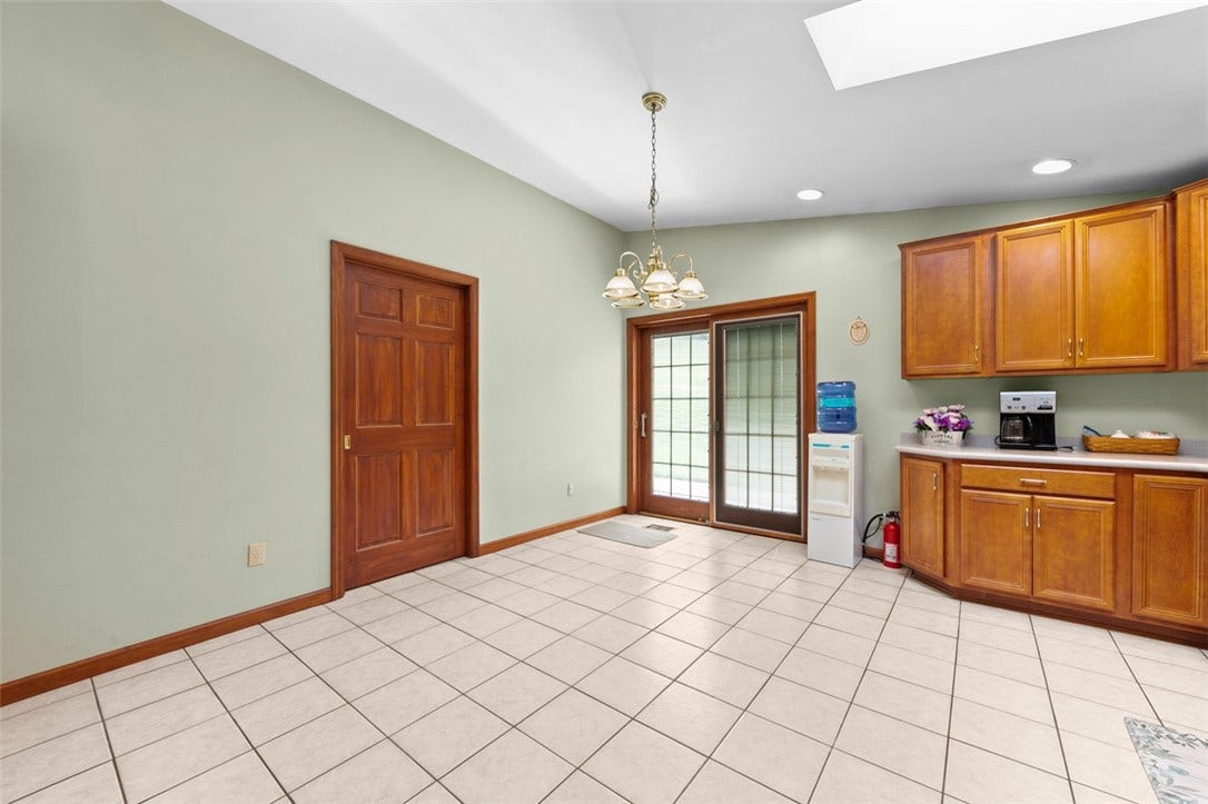 Large Table area in Kitchen