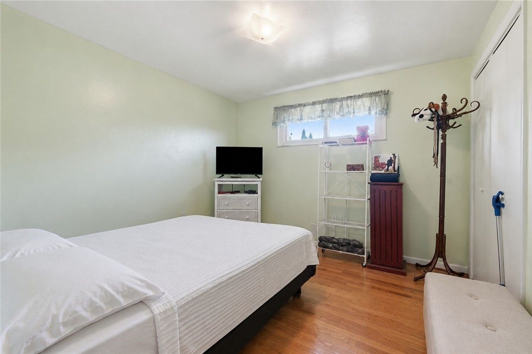100 Burbank Dr, Irwin, PA 15642