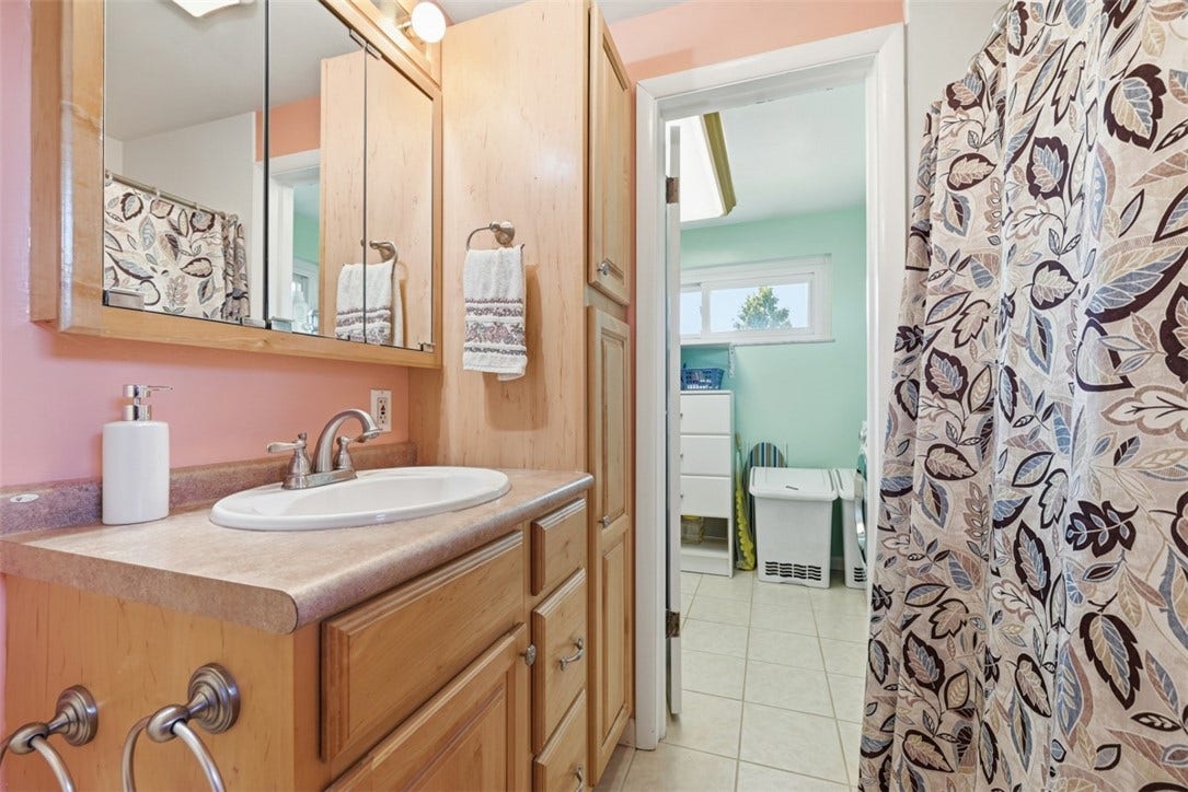 100 Burbank Dr, Irwin, PA 15642