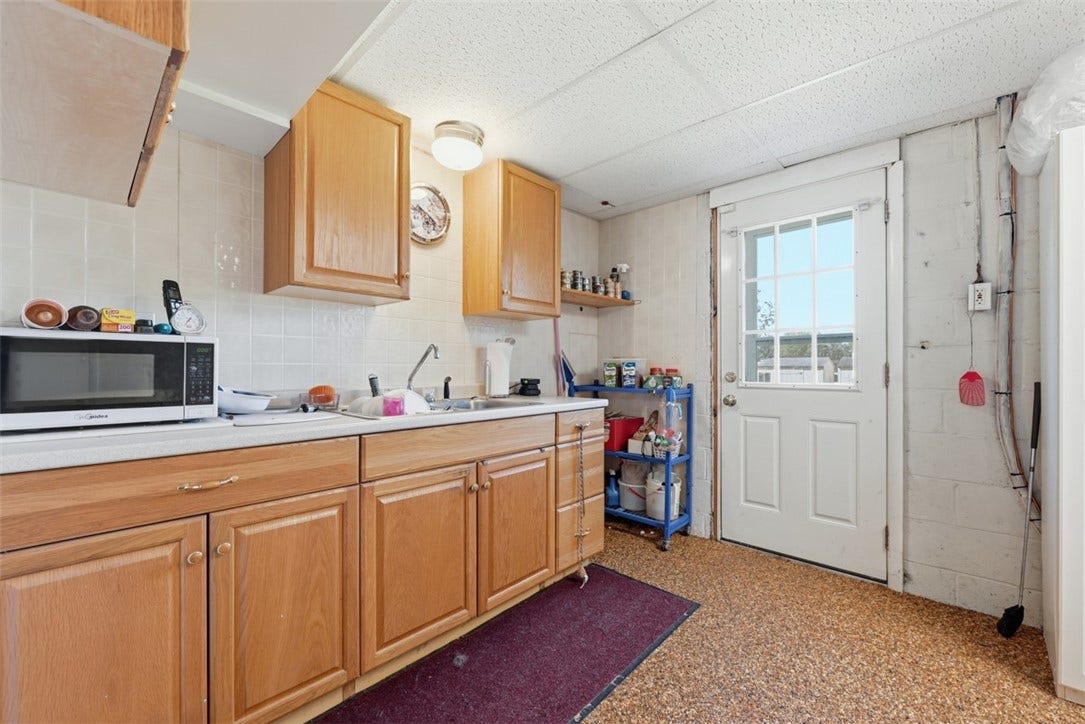 100 Burbank Dr, Irwin, PA 15642
