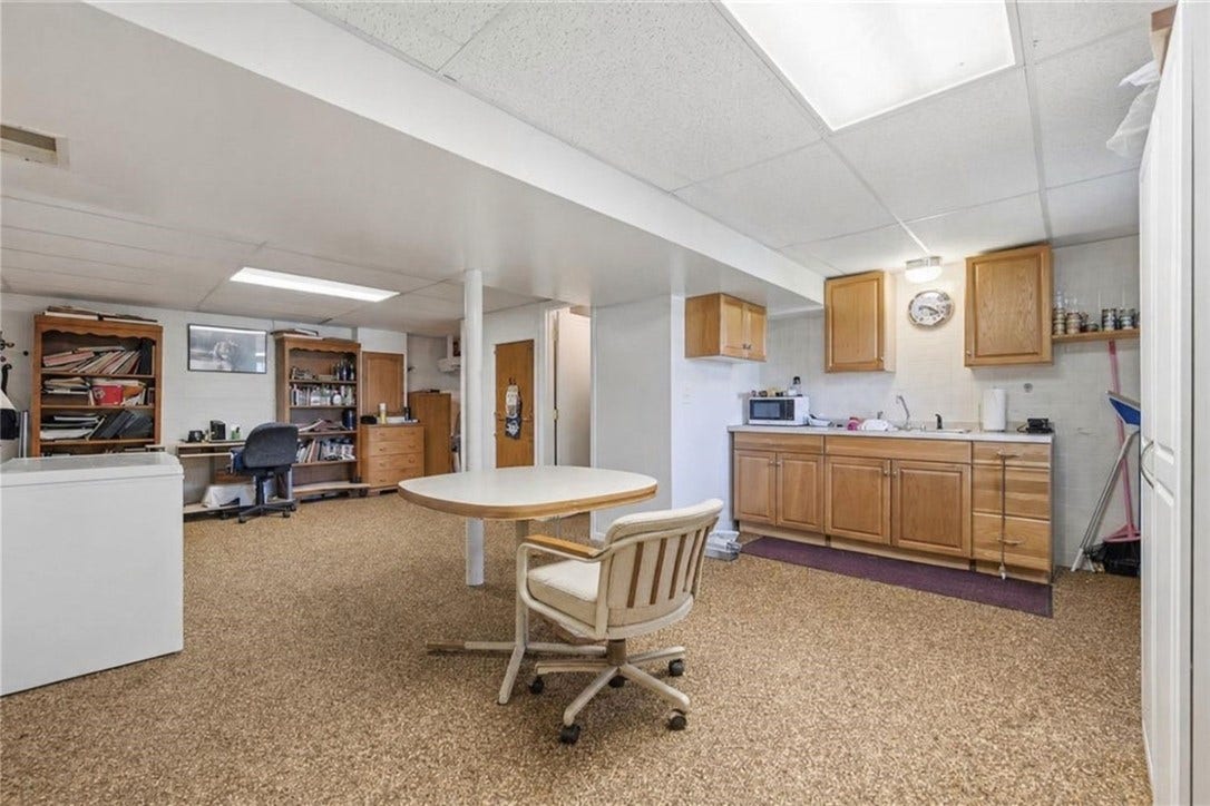 100 Burbank Dr, Irwin, PA 15642