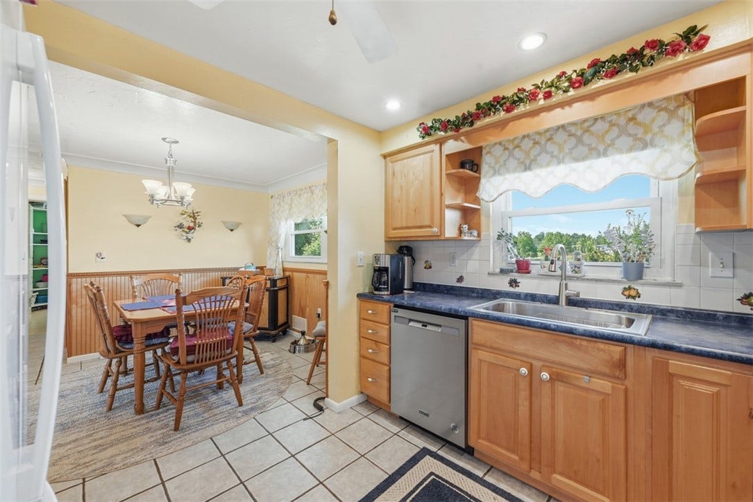 100 Burbank Dr, Irwin, PA 15642