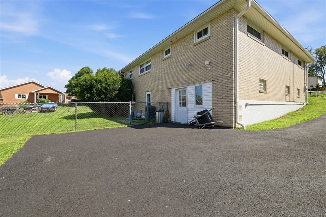 100 Burbank Dr, Irwin, PA 15642