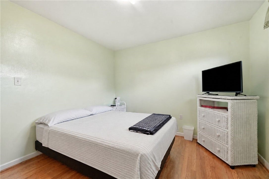 100 Burbank Dr, Irwin, PA 15642