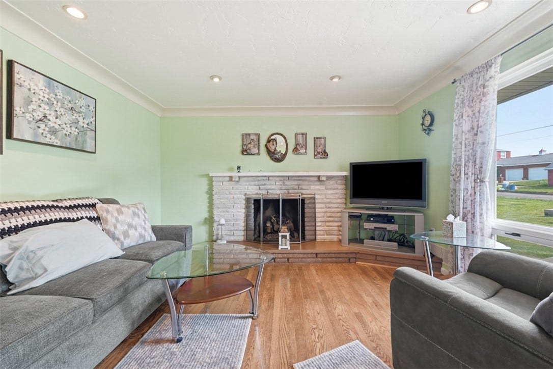 100 Burbank Dr, Irwin, PA 15642