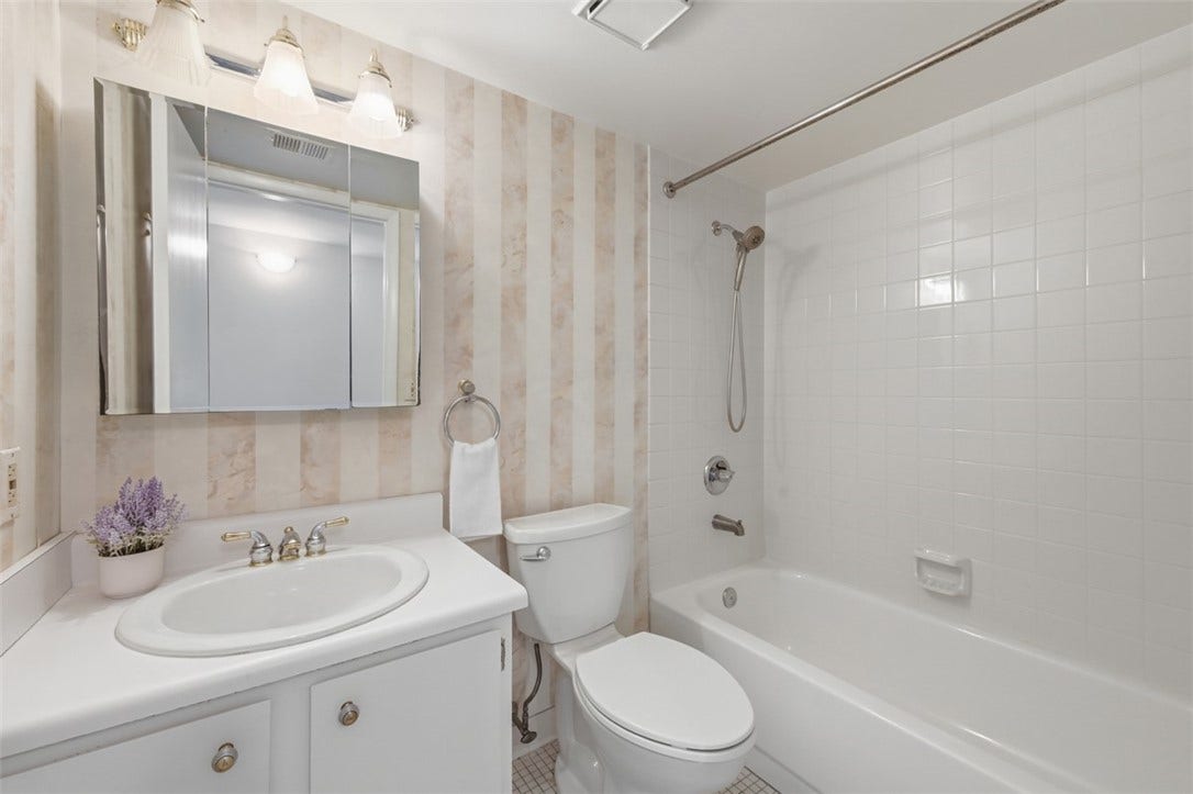 1400 Smokey Wood Dr, #601, Pittsburgh, PA 15218 Hall bathroom