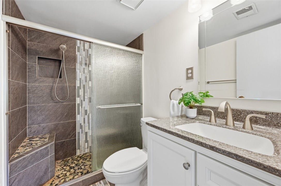 1400 Smokey Wood Dr, #601, Pittsburgh, PA 15218 Beautifully renovated primary full bathroom!
