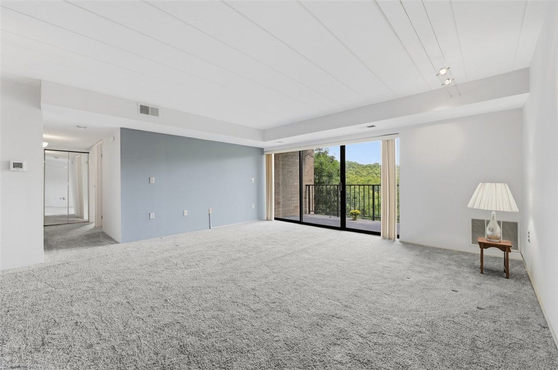 1400 Smokey Wood Dr, #601, Pittsburgh, PA 15218 Spacious square-shaped living room offering a versatile layout that easily accommodates a variety of furniture arrangements.