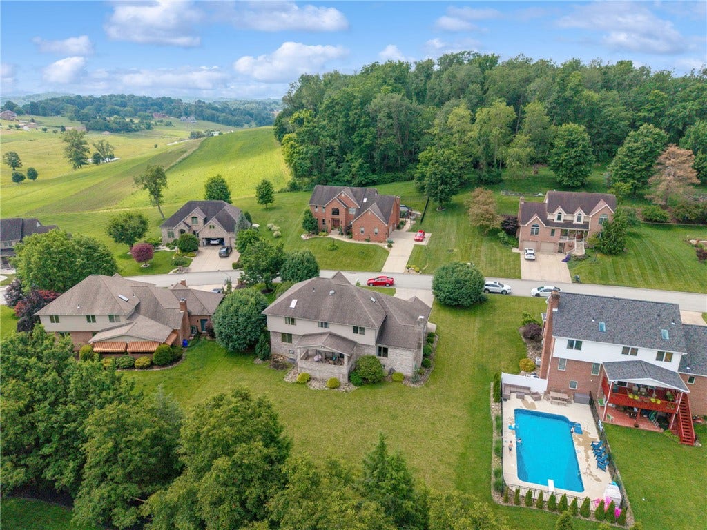 809 Rembrandt Cir, Irwin, PA 15642