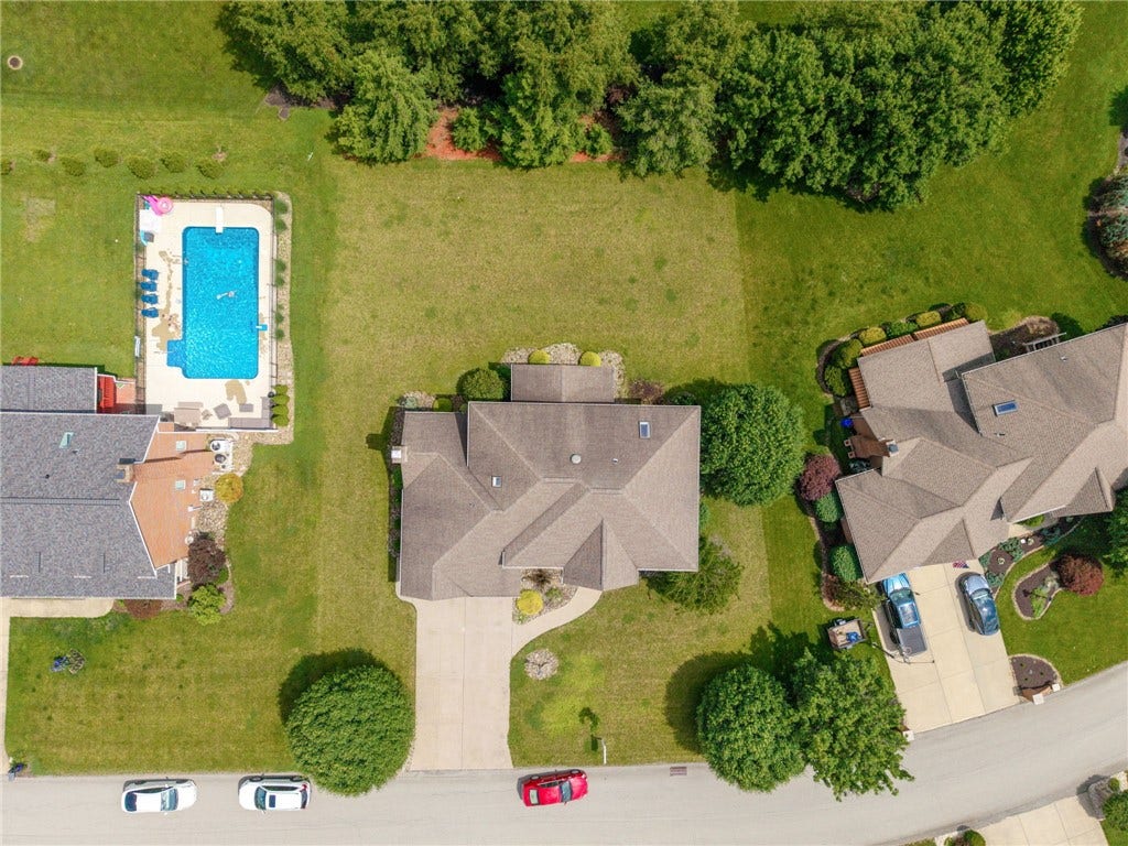 809 Rembrandt Cir, Irwin, PA 15642