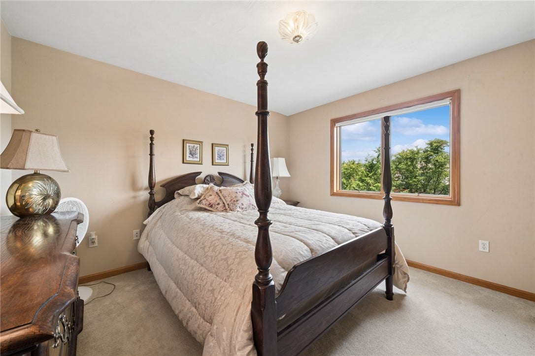 809 Rembrandt Cir, Irwin, PA 15642