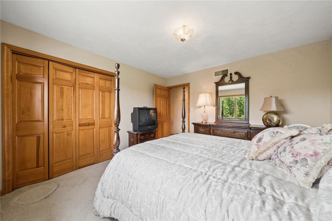 809 Rembrandt Cir, Irwin, PA 15642