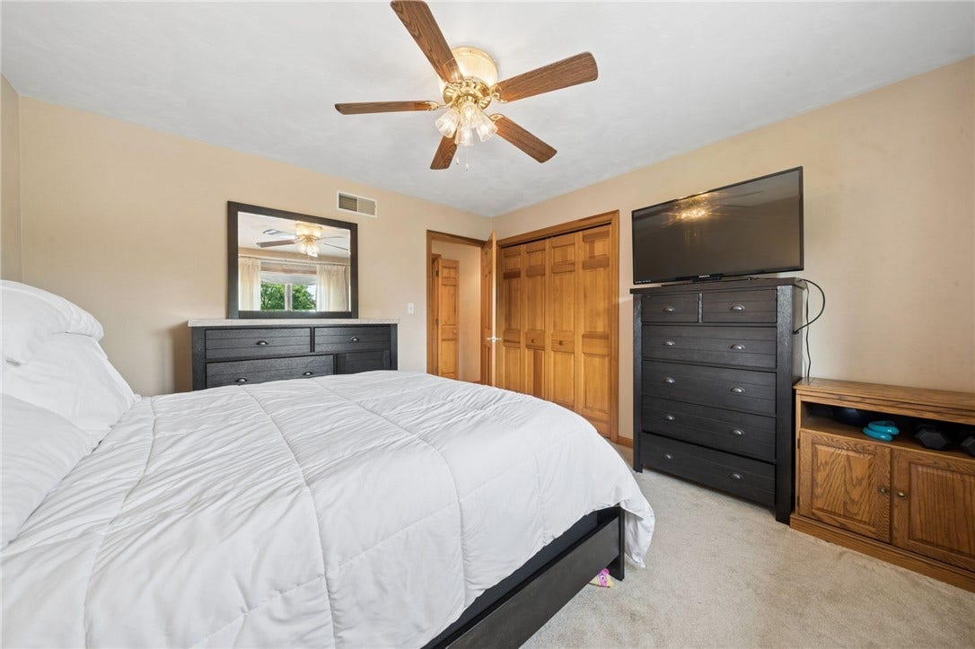 809 Rembrandt Cir, Irwin, PA 15642
