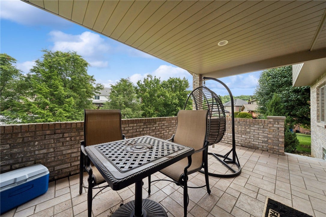 809 Rembrandt Cir, Irwin, PA 15642
